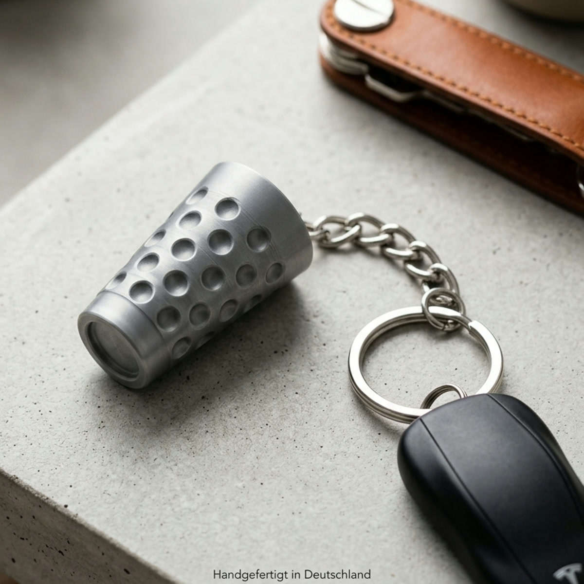 Echte Produktaufnahme des Dubbeglas-Schlüsselanhängers Silber mit Kette und Schlüsselring